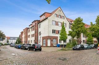 Wohnung kaufen in 18059 Rostock, Mittendrin statt nur dabei: Charmantes Dachgeschoss-Apartment mit moderner Einbauküche in Rostock