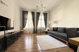 Wohnung kaufen in 12103 Tempelhof, Charmante Altbauwohnung mit Stuck & Balkon in Tempelhof