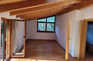 Wohnung mieten in Huberbergstraße, 83734 Hausham, 2-Zimmer-Wohnung mit kleinem, eigenen Gartenanteil, Küche & Sichtdachstuhl in Hausham