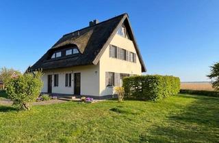 Haus kaufen in Am Breetzer Bodden 3b, 18569 Neuenkirchen, Ferienhaushälfte mit traditionellem Charakter und direktem Seeblick