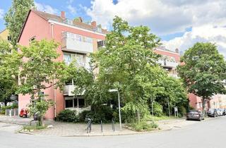 Wohnung kaufen in 90403 Nürnberg, Charmante 2-Zi-Wohnung mitten in der Sebalder Altstadt mit Balkon und Blick ins Grüne