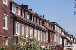 Mehrfamilienhaus kaufen in 60431 Frankfurt, Abbruchreifes Dreifamilienhaus nebst 5 Garagen