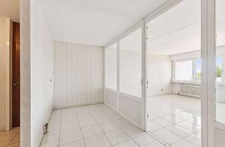 Wohnung kaufen in 71254 Ditzingen, Lichtdurchflutete 3,5-Zimmer-Wohnung mit Stellplatz und Loggien in Hirschlanden zur Renovierung
