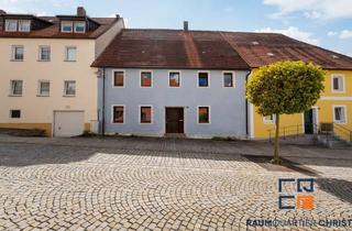 Haus kaufen in 95478 Kemnath, Wohnen, vermieten, entwickeln – großzügiges Stadthaus mit Balkon und Terrasse