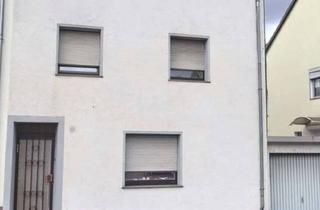 Einfamilienhaus kaufen in 66740 Saarlouis, Charmantes Einfamilienhaus mit Terrasse und großem Entwicklungspotenzial