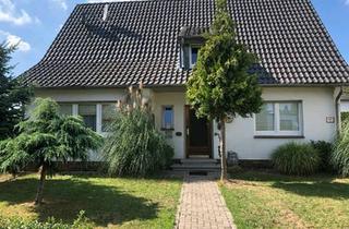 Haus kaufen in 47228 Duisburg, Duisburg - Freistehendes Zweifamilienhaus mit Terasse, Garagen und Garten