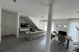Wohnung kaufen in 46049 Oberhausen, Oberhausen - Helle Dachgeschosswohnung mit Süd-West-Balkon, Garage & Blick ins