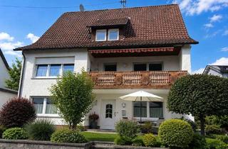 Mehrfamilienhaus kaufen in 57399 Kirchhundem, Großzügiges Mehrfamilienhaus mit Garage und attraktiven Nutzungsmöglichkeiten in Kirchhundem