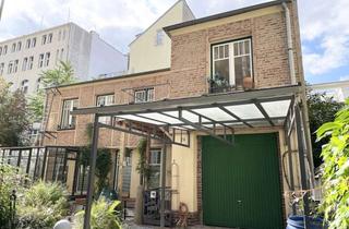 Haus kaufen in 10785 Tiergarten, Leerstehende Remise in Berlin-Tiergarten – ca. 160 m² Wohnfläche, Garten, Balkon & Wintergarten