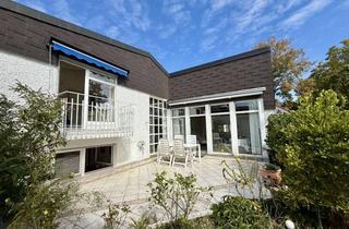 Haus kaufen in Karl-Valentin-Straße, 85757 Karlsfeld, Außergewöhnlicher Split-Level-Bungalow mit bis zu 4 m Deckenhöhe und geschützter Atriumterrasse