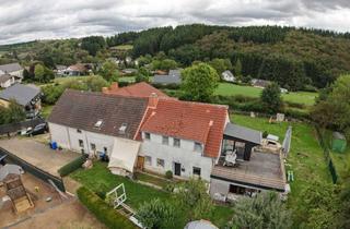 Haus kaufen in 54608 Sellerich, Großzügiges Wohnhaus mit zwei weiteren Wohnungen, Anbau, Garage und großem Grundstück zu verkaufen!