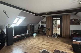 Wohnung kaufen in Hauptstraße 49, 08485 Lengenfeld, Kompakte, langfristig vermietete Dachgeschoss-Eigentumswohnung – eine überschaubare Kapitalanlage mit bestehendem Mietverhältnis