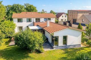 Haus kaufen in 14974 Ludwigsfelde, Wohnen im Grünen: lichtdurchflutetes Architektenhaus mit Kamin, Photovoltaik, großem Garten, Scheune