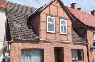 Haus kaufen in 19303 Dömitz, Dömitz - Sanierungsbedürftiges Ziegelhaus mit Fachwerkgiebel und ca. 180 m