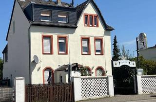 Mehrfamilienhaus kaufen in 63457 Hanau, Mehrfamilienhaus mit zwei Wohnungen und einer Gewerbeeinheit