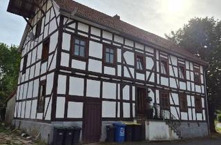 Haus kaufen in 34326 Morschen, Morschen - Fachwerkhaus mit 3 Wohnungen, hohen Räumen und kleiner Scheune