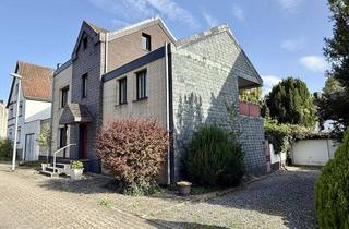 Haus kaufen in 58730 Fröndenberg, Fröndenberg-Mitte: Großzügiges Wohnhaus mit Doppelgarage – ideal zur individuellen Gestaltung!