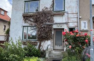Haus kaufen in Elsa-Brandström-Straße 13, 99974 Mühlhausen, Sanierungsbedürftiges Reihenendhaus mit Balkon und Garage in Mühlhausen