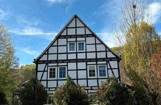 Haus kaufen in 59939 Olsberg, Olsberg - Charmantes Fachwerkhaus (Baujahr 1923) in idyllischer Flusslage