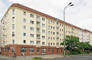 Sozialwohnungen mieten in Frankfurter Allee 221, 10365 Lichtenberg, unrenovierte 3-Zimmer-Wohnung, Küche mit Fenster und Schiebtür zum Wohnzimmer - WBS 160, 180, 220