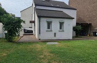 Haus kaufen in 47137 Mittelmeiderich, Vielseitige Immobilie mit freistehendem Haupthaus und separatem Wohngebäude