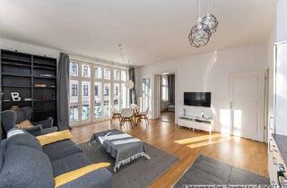 Wohnung kaufen in 10245 Berlin, Lichtdurchflutete Altbauwohnung mit Süd-Balkon und Aufzug im Simon-Dach-Kiez