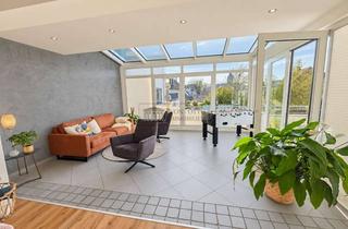 Wohnung kaufen in 50259 Pulheim, Außergewöhnliche Familienwohnung mit Dachterrasse, Wintergarten & privatem Spa