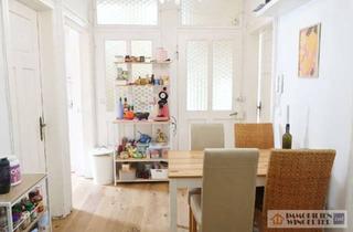 Wohnung kaufen in 93055 Ostenviertel, Stilvoller Altbaucharme trifft auf modernen Wohnkomfort