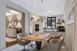 Wohnung kaufen in 22359 Volksdorf, Rarität: Exklusive Altbauwohnung mit historischem Charme im Gartengeschoss und Blick in den Park
