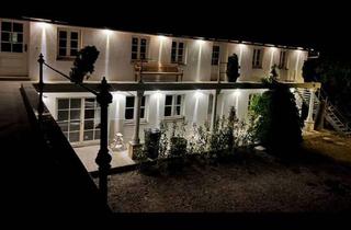 Wohnung mieten in 82205 Gilching, Lichtdurchflutete 4,5 Zimmer Galerie-Mansardenwohnung im historischen Dreiseithof in Gilching