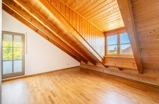 Wohnung kaufen in 81243 München, AIGNER - Großzügige Dachgeschosswohnung mit stilvollen Holzdetails