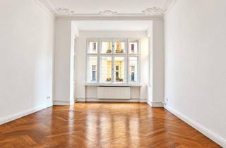 Wohnung kaufen in 10119 Mitte, Altbaucharme in Berlin-Mitte: zentrale 3-Zimmer-Wohnung mit Balkon