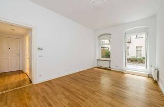 Wohnung kaufen in Erich-Weinert-Straße 16, 10439 Prenzlauer Berg, Altbaucharme trifft Ruhe – Stilvolle 1 - Zimmer Wohnung mit großer Terrasse im Prenzlauer Berg