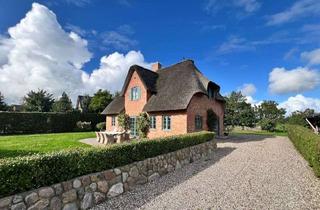 Haus kaufen in 25938 Oevenum, Exklusives Ferienhaus unter Reet mit Kachelofen und Sauna - in attraktiver Marschrandlage