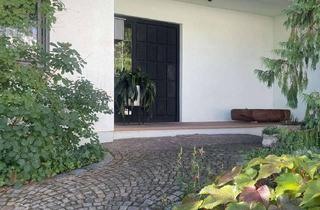 Haus kaufen in Hohlweg, 68809 Neulußheim, Bungalow mit Einliegerwohnung, großem Grundstück und Südwest-Ausrichtung in ruhiger Sackgassenlage