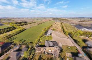 Garagen kaufen in 25899 Klixbüll, Reetdachcharme trifft Entwicklungspotenzial – großes Grundstück mit Bauland in Klixbüll