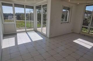 Wohnung kaufen in Hochdorfer Straße 24, 71642 Ludwigsburg, 1 Zimmerwohnung mit Garten, eigenem Eingang und Garage in Poppenweiler
