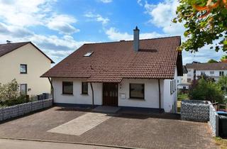 Mehrfamilienhaus kaufen in 66901 Schönenberg-Kübelberg, Mehrfamilienhaus mit drei Wohneinheiten, Garagen und Garten