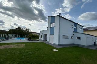 Haus kaufen in 35460 Staufenberg, Luxuriöses Anwesen mit privatem Außenpool und 220 qm Wohnfläche, Baujahr 2018.
