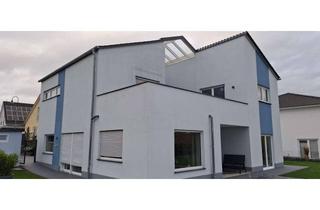 Haus kaufen in 35460 Staufenberg, Luxuriöses Anwesen mit privatem Außenpool und 220 qm Wohnfläche, Baujahr 2018.