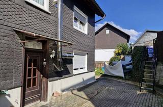 Haus kaufen in 51674 Wiehl, Wiehl: frei verfügbares Zweifamilienhaus mit geräumiger Schrauber-Doppelgarage