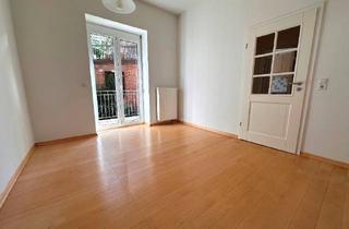 Wohnung kaufen in 70193 Stuttgart, Stuttgart - Gepflegte 3-Zi.-Altbauwohnung mit Balkon und großer Terrasse in Stuttgart-West