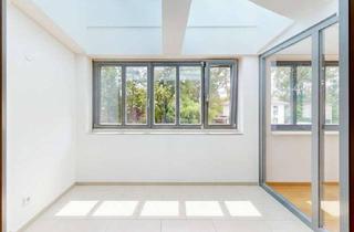 Wohnung kaufen in 14089 Kladow, Stilvoll wohnen am Waldrand – 3-Zimmer-Dachgeschosswohnung mit Wintergarten