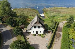 Haus kaufen in 18551 Glowe, Reetgedecktes Unikat direkt am Bodden – charmantes Wassergrundstück mit Sauna und traumhaftem Was...