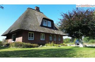Haus kaufen in 25856 Wobbenbüll, Wo die Nordseeluft zuhause ist – gepflegtes Reetdachhaus mit viel Grün