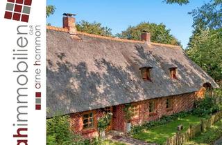 Haus kaufen in 24986 Havetoftloit, Ein Zuhause mit Geschichte – charmante Reetdachkate auf großzügigem Naturgrundstück