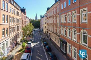 Wohnung kaufen in 24103 Kiel, Wohnen mit Charme! Modernisierte 4- Zimmer Altbauperle in zentraler Lage