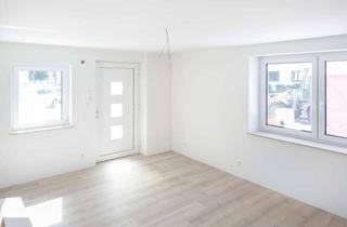 Wohnung mieten in 73730 Esslingen, Esslingen am Neckar - Hochwertig sanierte 2-Zimmer-Wohnung mit eigenem Eingang und Hofterrasse