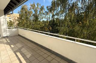 Wohnung kaufen in Steinforststraße 45, 91056 Alterlangen, Wohnen oder investieren – großzügige 4-Zimmer-Wohnung mit Balkon und Carport in Erlangen