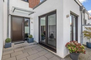 Haus kaufen in 45219 Essen, Modernes, energieeffizientes Townhouse von 2018 mit Garten und Dachterrasse